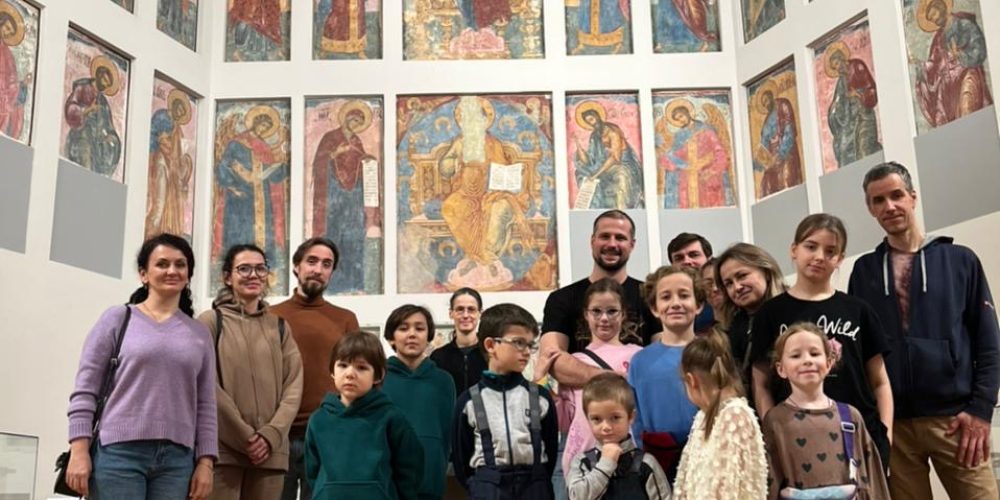 Ученики курса «Маленький реставратор» при храме преподобного Серафима Саровского в Раеве побывали на экскурсии в Музее древнерусской культуры и искусства имени Андрея Рублева