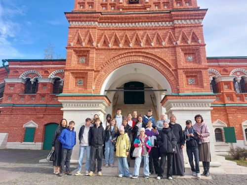 Воспитанники Центра содействия семейному воспитанию «Алые паруса» посетили храм Живоначальной Троицы в Останкино