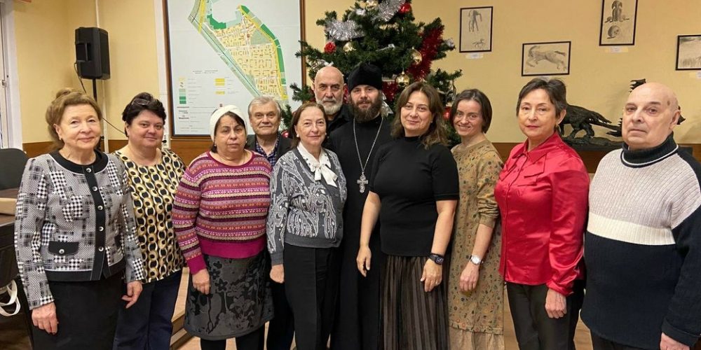 Клирик храма Живоначальной Троицы в Останкино поговорил с общественными советниками о Рождественском посте