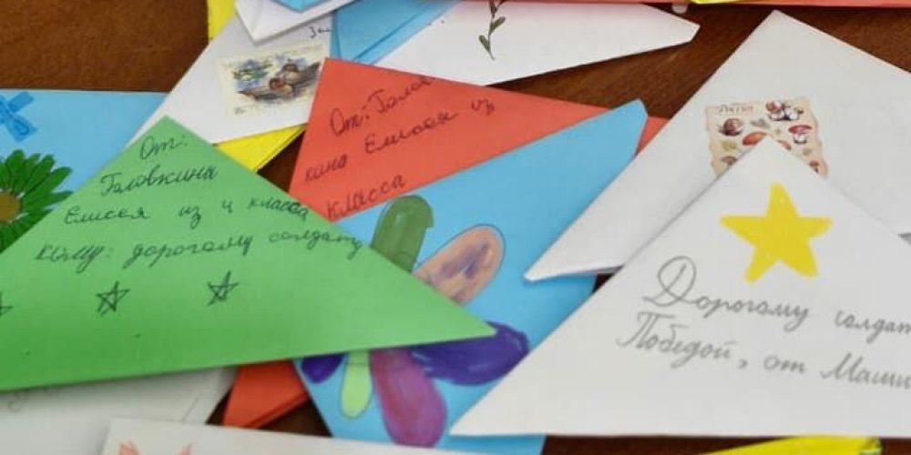 Воспитанники воскресной школы храма Ризоположения в Леонове стали участниками мастер-класса писем для воинов СВО