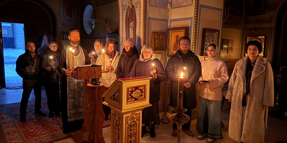 На приходе храма Положения Ризы Пресвятой Богородицы во Влахерне, в Леонове, совершались дополнительные богослужения в рамках социальной и студенческой работы