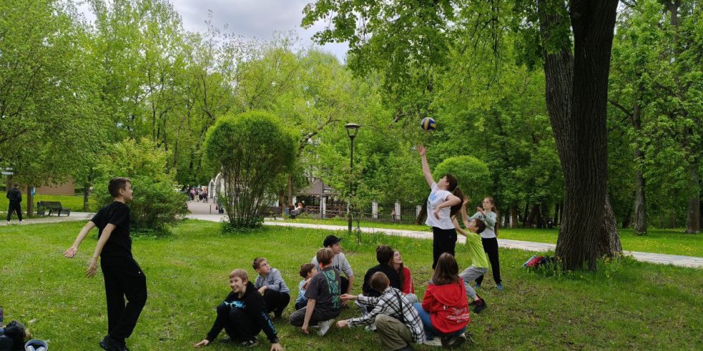 Представители воскресной школы и подросткового клуба храма иконы Божией Матери «Отрада и Утешение» в Ярославском провели активный день в парке