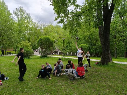 Представители воскресной школы и подросткового клуба храма иконы Божией Матери «Отрада и Утешение» в Ярославском провели активный день в парке