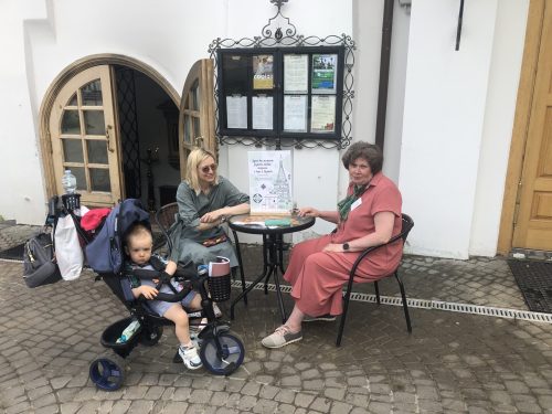 Дежурство миссионеров-катехизаторов в храме Покрова Пресвятой Богородицы в Медведкове