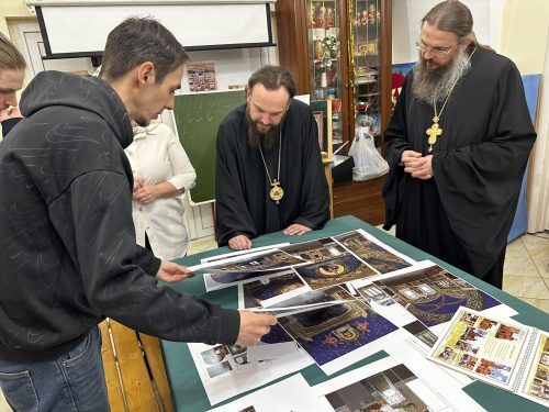 Храм Живоначальной Троицы при бывшем приюте Бахрушиных представил управляющему Северо-Восточным Московским викариатством проект восстановления настенной живописи храма