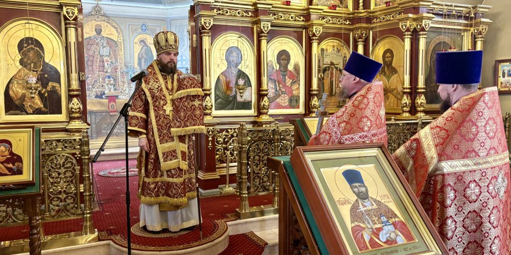 Митрополит Арсений совершил Божественную литургию в храме Воздвижения Креста Господня в Алтуфьеве