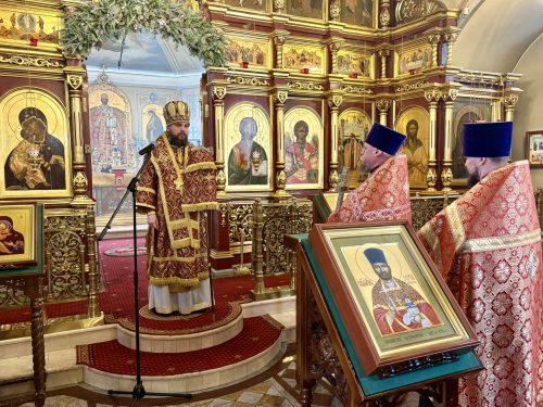 Митрополит Арсений совершил Божественную литургию в храме Воздвижения Креста Господня в Алтуфьеве