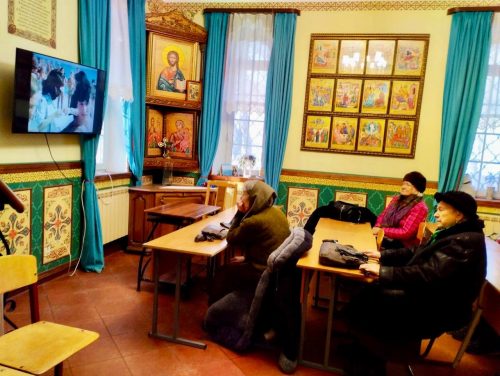 В рамках программы «Московское долголетие» при храме святых мучеников Адриана и Наталии в Бабушкине прошла очередная встреча членов Киноклуба