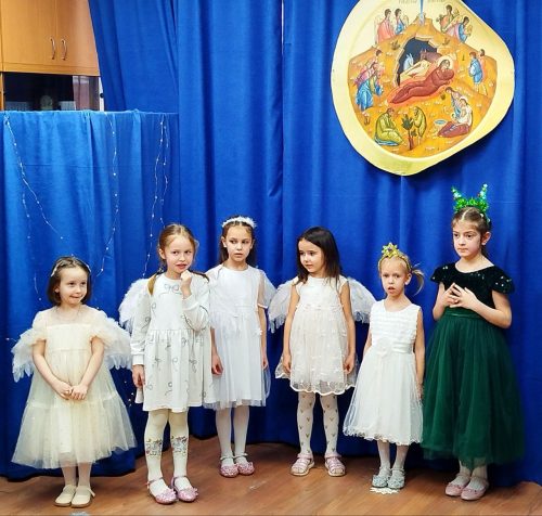 В воскресной школе храма Живоначальной Троицы в Останкино прошел теплый рождественский праздник для всей семьи