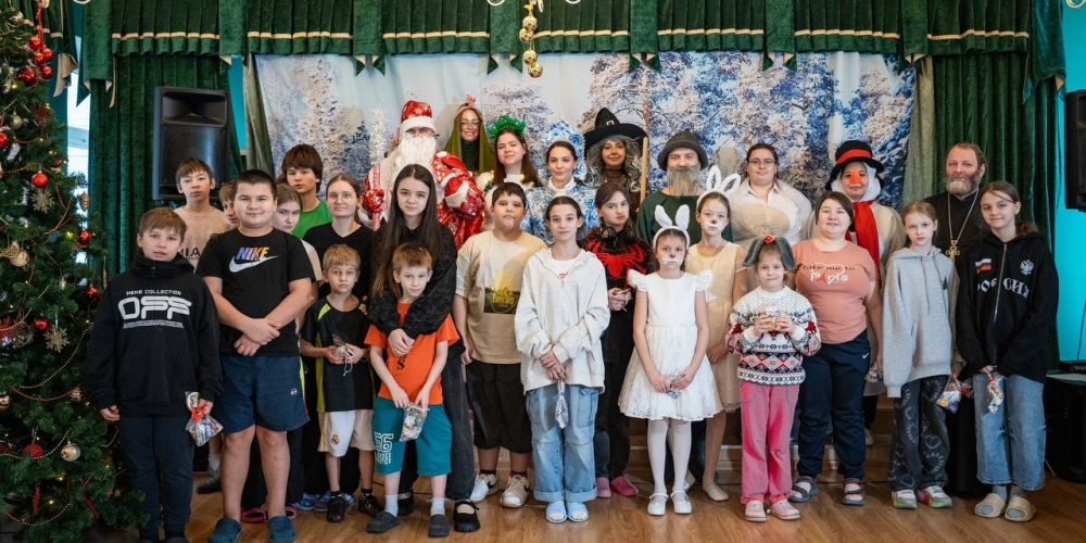 Молодёжь храма Живоначальной Троицы в Останкино для детей Центра «Алые паруса» зимний спектакль