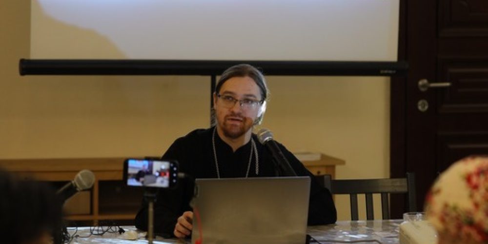 Накануне начала Великого поста в храме иконы Божией Матери «Неопалимая Купина» в Отрадном в рамках молодёжно-просветительских встреч состоялся содержательный семинар на тему «Путеводитель по Великому посту»