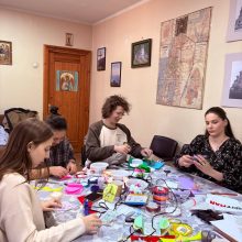 Красочные пасхальные открытки подготовила молодежь храма Живоначальной Троицы в Останкино для бойцов СВО