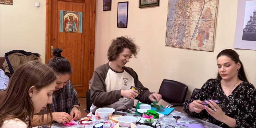 Красочные пасхальные открытки подготовила молодежь храма Живоначальной Троицы в Останкино для бойцов СВО