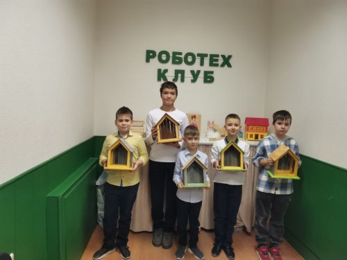 Воспитанники воскресной школы при храме иконы Божией Матери «Живоносный источник» в Бибиреве приняли участие в мастер-классе по изготовлению Рождественских вертепов