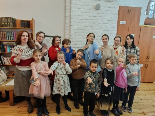 Для воспитанников духовного центра при храме Тихвинской иконы Божией Матери состоялся мастер-класс по созданию Рождественского браслета