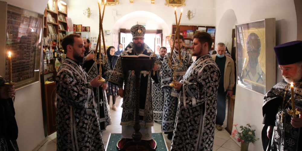 Архиепископ Егорьевский Матфей совершил утреню с чтением Великого канона преподобного Андрея Критского в храме Троицы Живоначальной в Усадьбе Свиблово