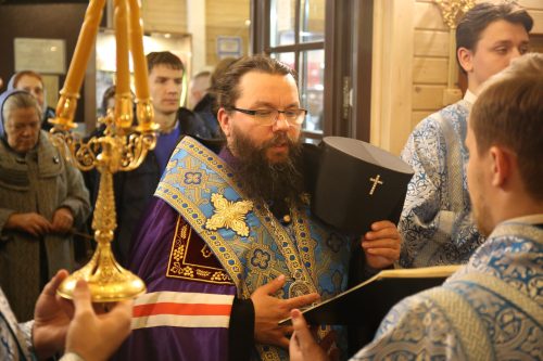 В канун празднования Казанской иконы Божией Матери архиепископ Егорьевский Матфей совершил всенощное бдение в храме Казанской иконы Божией Матери в Лосиноостровском