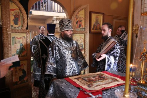 Архиепископ Егорьевский Матфей совершил Литургию в храме святителя Макария, митрополита Московского и всея Руси в Лосиноостровской