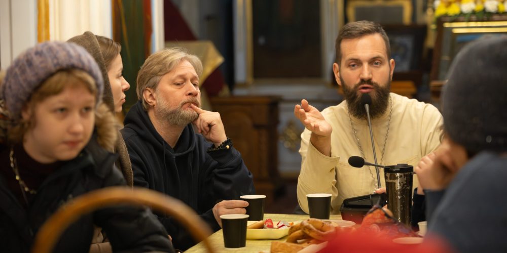 В храме Ризоположения в Леонове в рамках просветительской беседы обсудили проблемы воспитания подрастающего поколения