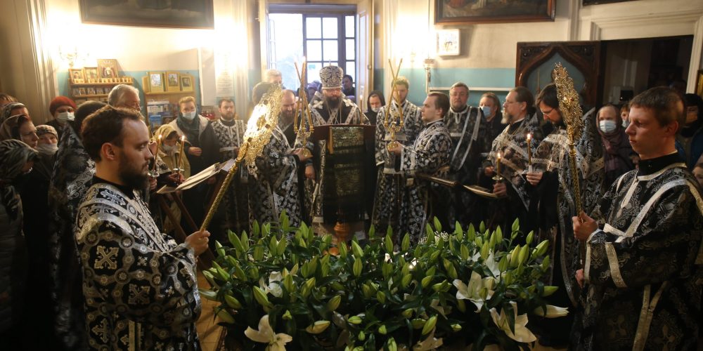 В канун Великой Субботы архиепископ Егорьевский Матфей совершил утреню с чином погребения в храме Владимирской иконы Божией Матери в Виноградове