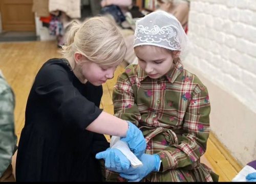 В храме Тихвинской иконы Божией Матери в Алексеевском детей научили оказывать первую помощь