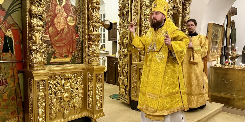 В канун Недели 23-й по Пятидесятнице митрополит Арсений возглавил всенощное бдение в храме Живоначальной Троицы в усадьбе Свиблово