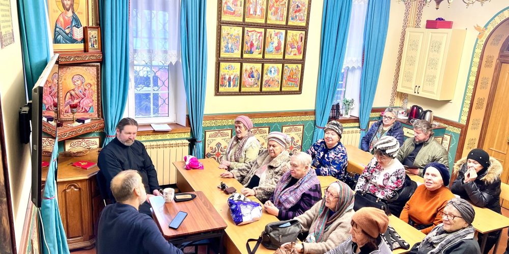 В храме святых мучеников Адриана и Наталии в Бабушкине в рамках занятий группы «Московское долголетие» состоялся вечер «Декабрьская декада»