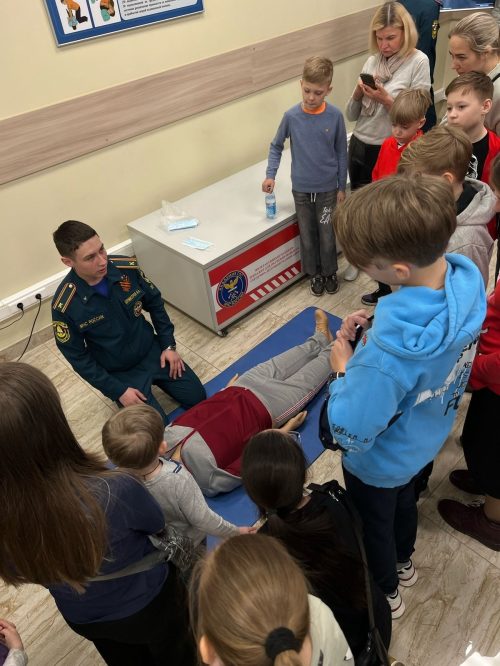 Воспитанники воскресной школы храма святых равноапостольных Мефодия и Кирилла в Ростокино увидели работу пожарных и ликвидаторов аварий