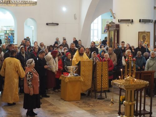 В храме Собора Московских Святых в Бибиреве началось служение еженедельных молебнов с особыми прошениями
