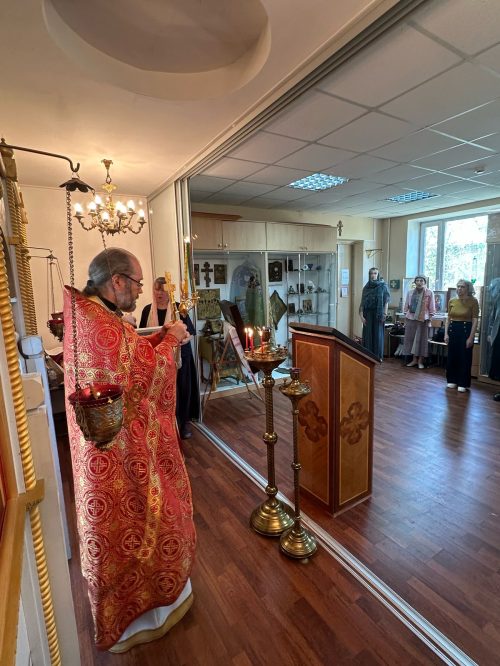 Клирик храма святых мучеников Адриана и Наталии в Бабушкине совершил Литургию в домовом храме института Славянской Культуры