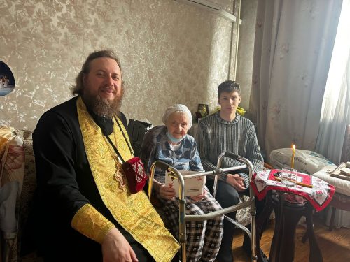 Клирик храма иконы Божией Матери «Нечаянная Радость» в Марьиной Роще поздравил многолетнюю прихожанку, ветерана войны с Днем Победы