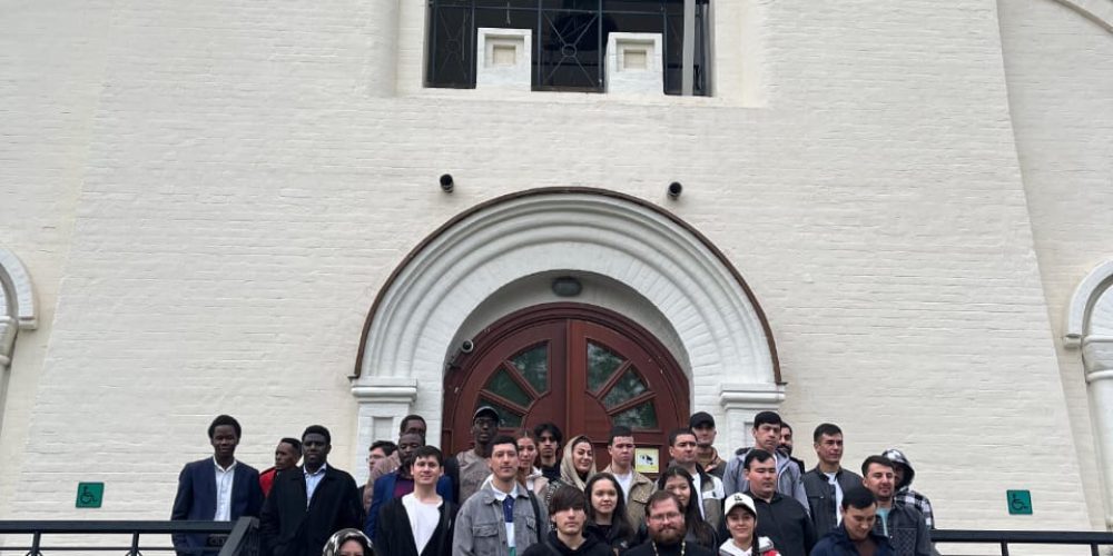 В храме иконы Божией Матери «Неопалимая Купина» в Отрадном была проведена экскурсия для студентов-иностранцев, посвященная празднику Воскресения Христова, его традициям и обычаям