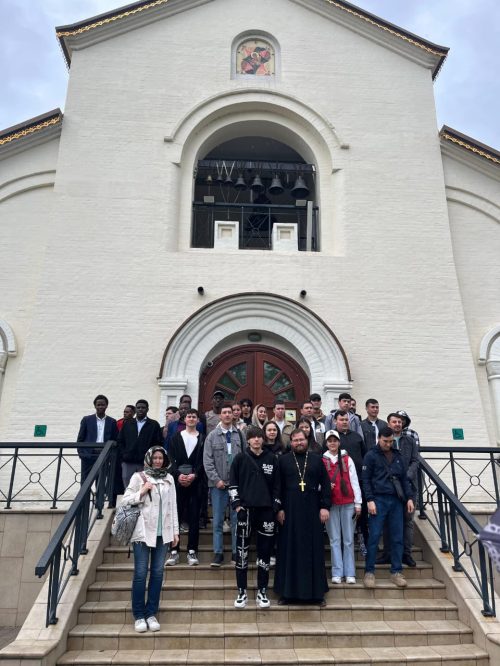 В храме иконы Божией Матери «Неопалимая Купина» в Отрадном была проведена экскурсия для студентов-иностранцев, посвященная празднику Воскресения Христова, его традициям и обычаям