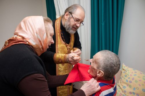 Клирик храма святых мучеников Адриана и Наталии в Бабушкине посетил и причастил Святых Христовых Таин жителей социального дома «Ярославский»