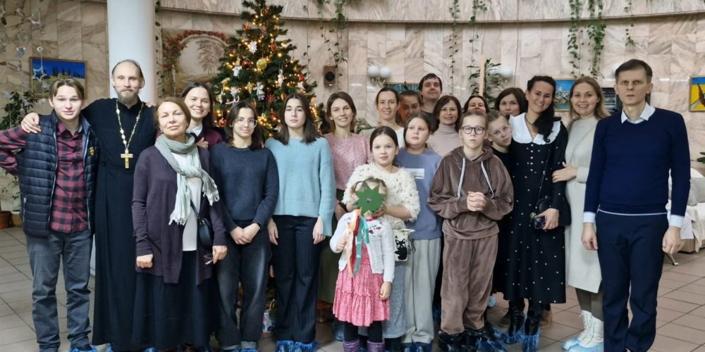 Социальная служба и прихожане храма Положения Ризы Пресвятой Богородицы во Влахерне, что в Леонове поздравили пациентов хосписа «Ростокино»