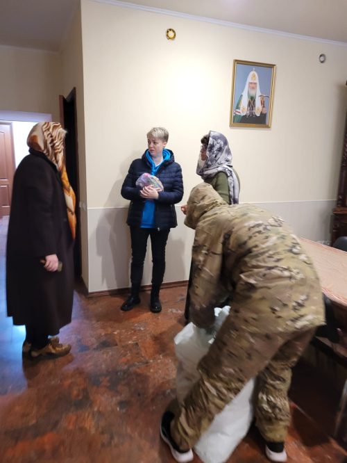 Сотрудники и молодежная организация храма Живоначальной Троицы на Пятницком кладбище принимают активное участие в сборе и отправке гуманитарной помощи в зону СВО