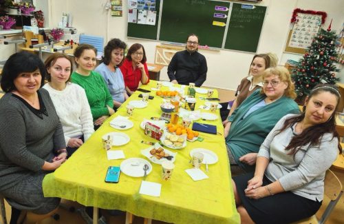 И.о. настоятеля храма иконы Божией Матери «Отрада и Утешение» в Ярославском встретился с учителями начальных классов школы №760