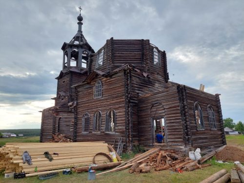 Прямо сейчас молодежь Северо-Восточного викариатства участвует в проекте «Общее дело. Возрождение деревянных храмов Севера».