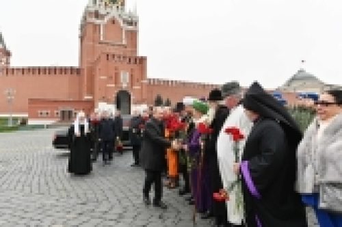 В День народного единства Президент России и Предстоятель Русской Церкви возложили цветы к памятнику Кузьме Минину и Дмитрию Пожарскому на Красной площади