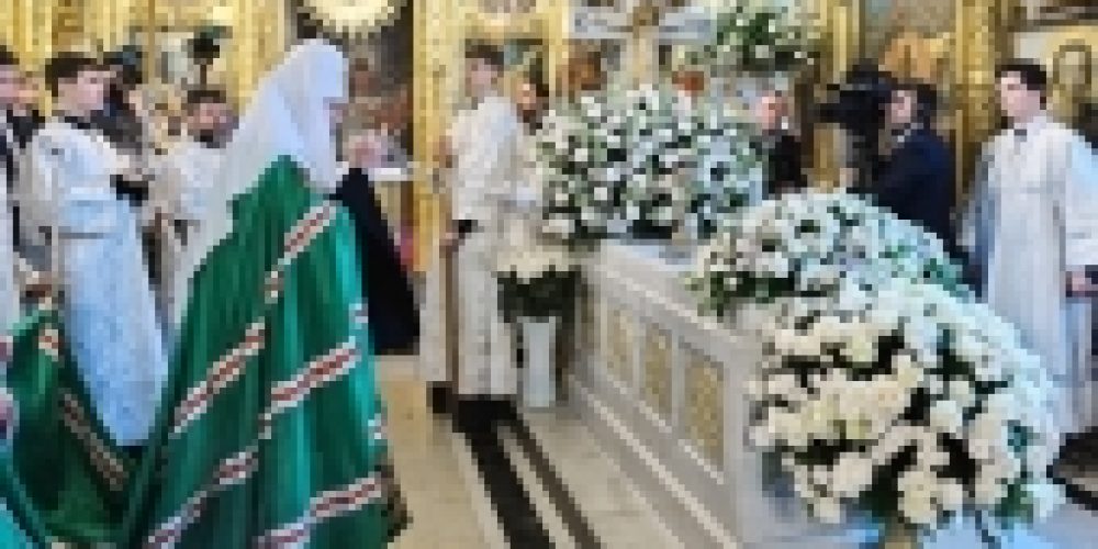 В одиннадцатую годовщину со дня кончины Святейшего Патриарха Алексия II Предстоятель Русской Церкви совершил заупокойное богослужение в Богоявленском соборе г. Москвы