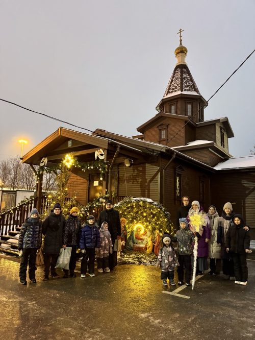 Прихожане храма иконы Божией Матери «Отрада и Утешение» в Ярославском поздравили колядками