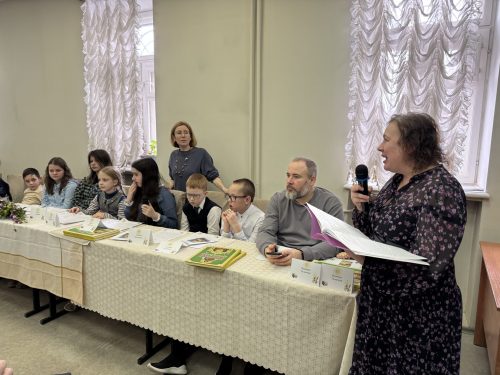На детском отделении воскресной школы храма Покрова Пресвятой Богородицы в Медведкове поставили литературно-музыкальную композицию «Истории Великого поста: читаем притчи»