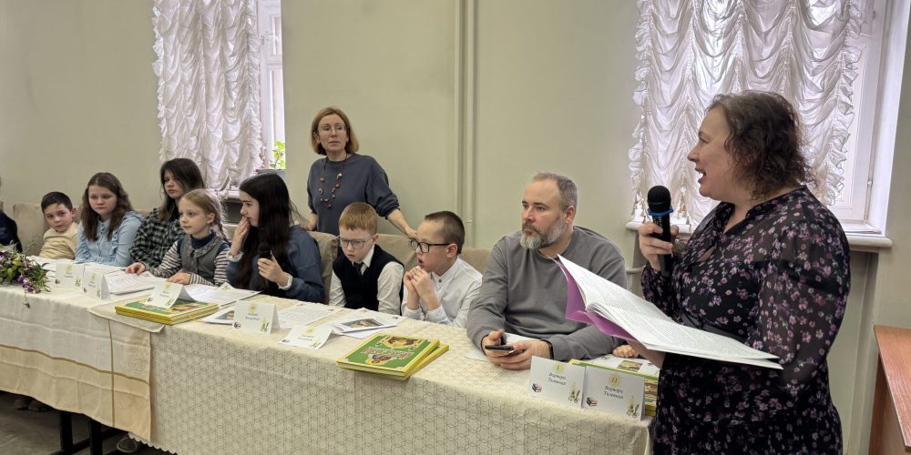 На детском отделении воскресной школы храма Покрова Пресвятой Богородицы в Медведкове поставили литературно-музыкальную композицию «Истории Великого поста: читаем притчи»
