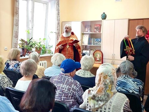 Клирик храма святых мучеников Адриана и Наталии в Бабушкине совершил Пасхальный молебен в Совете ветеранов войны