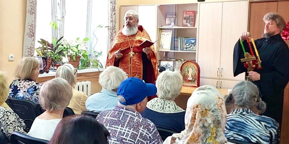 Клирик храма святых мучеников Адриана и Наталии в Бабушкине совершил Пасхальный молебен в Совете ветеранов войны
