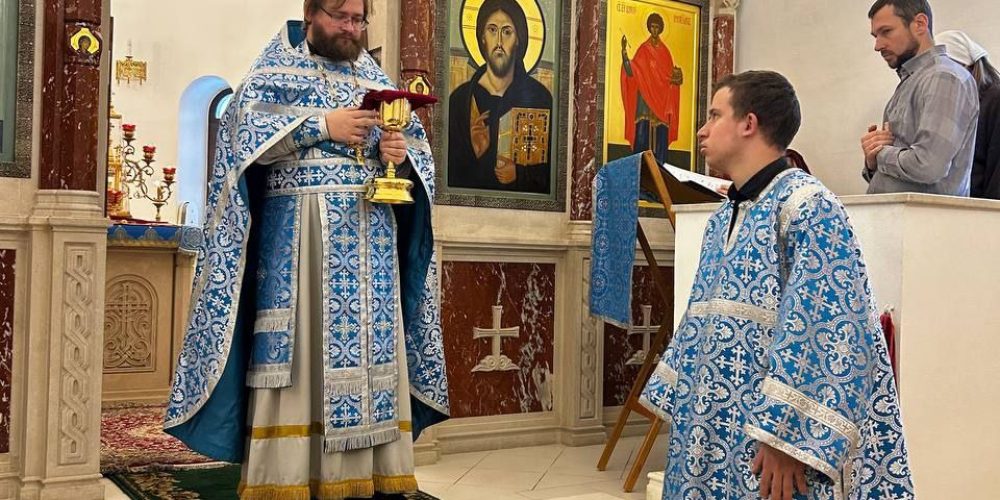 В храме иконы Божией Матери «Неопалимая Купина» в Отрадном совершена Божественная литургия на фарси и таджикском языках