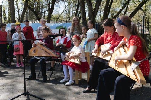 Спектакль по «Волшебнику Изумрудного города», выступление юных гусляров, миссионерские столы — в храме Покрова Пресвятой Богородицы в Медведкове отметили Пасху Христову