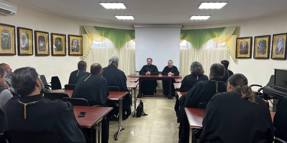 Настоятель храма Торжества Православия в Алтуфьево протоиерей Сергий Кляев провел семинар по больничному и госпитальному служению для священнослужителей Донецкой епархии