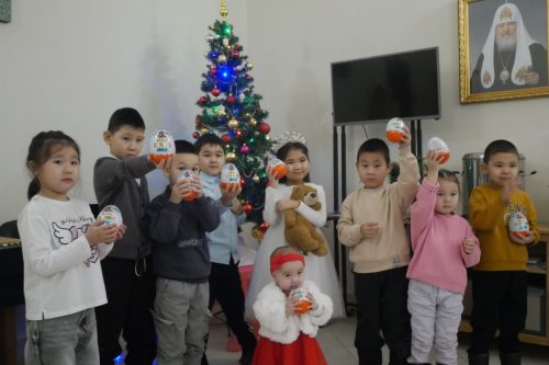 Для подопечных дошкольного отделения фонда «Рядом дом» при храме иконы Божией Матери «Неопалимая Купина» в Отрадном состоялся рождественский праздник