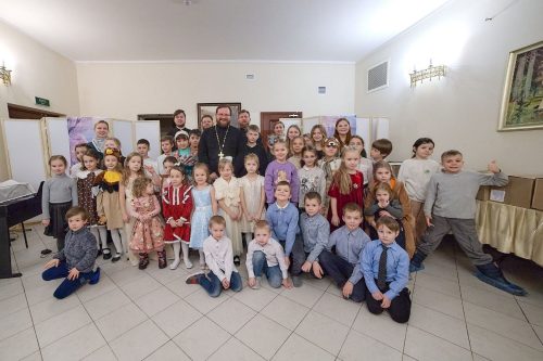 В воскресной школе храма иконы Божией Матери в Отрадном состоялся Рождественский утренник